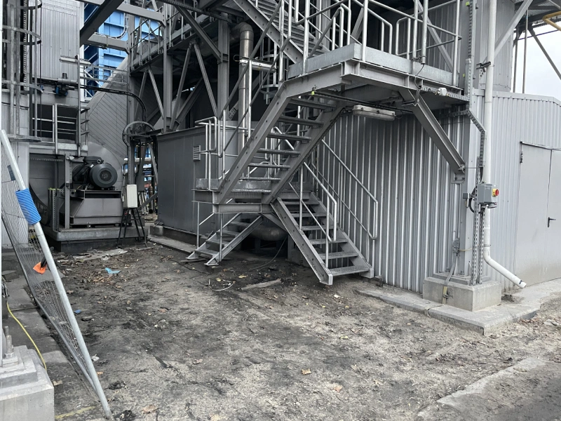 Stalowe schody techniczne przy elewacji budynku przemysłowego