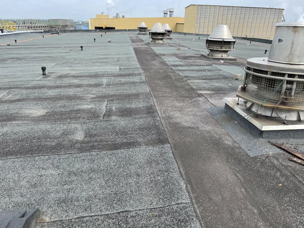 Dach płaski z papą i kominami wentylacyjnymi – prace serwisowe