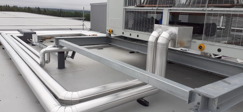 Rurociągi i instalacja wentylacyjna na dachu obiektu przemysłowego