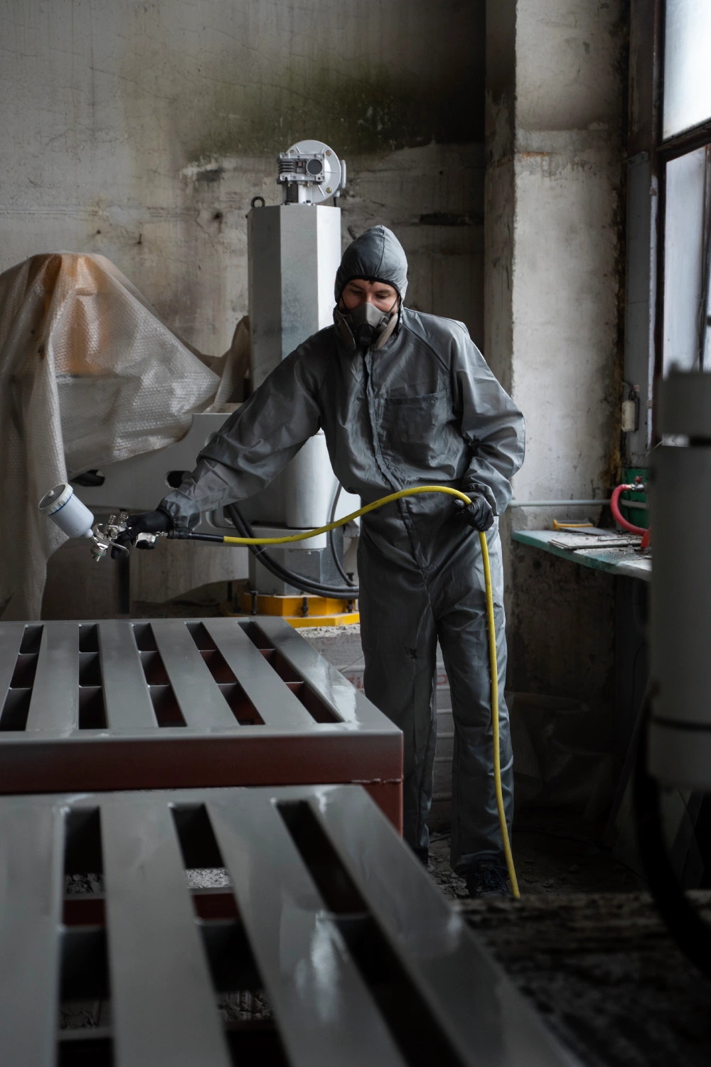 Nakładanie powłoki ochronnej metodą natryskową w hali