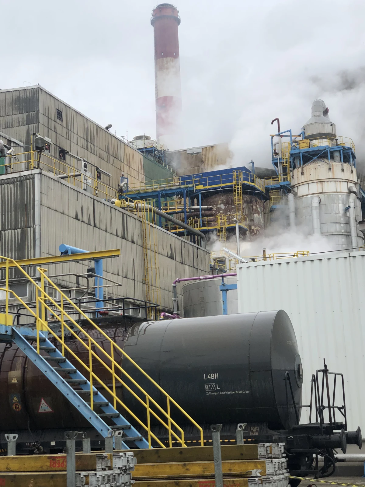 Zakład przemysłowy z instalacjami rurowymi i konstrukcjami stalowymi