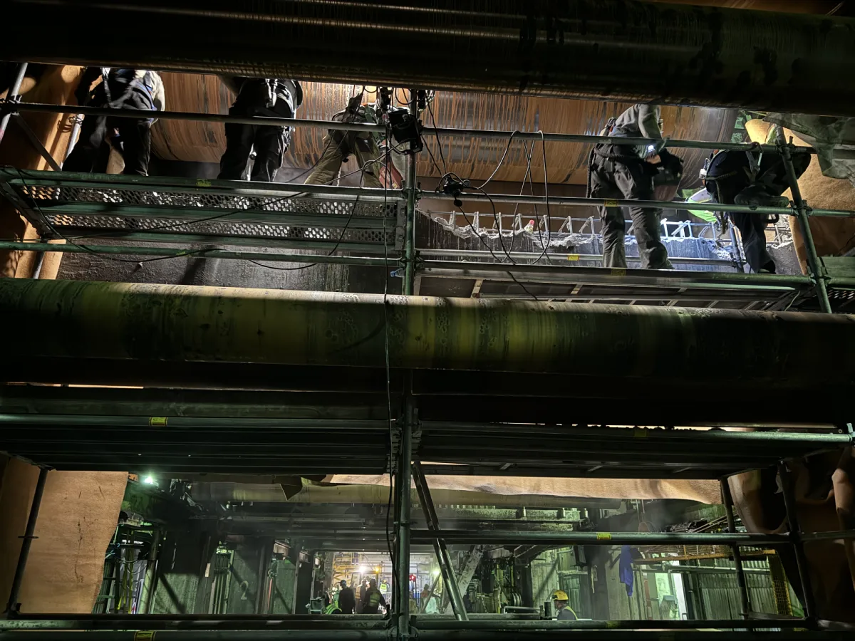 Prace serwisowe na rusztowaniu wewnątrz obiektu przemysłowego